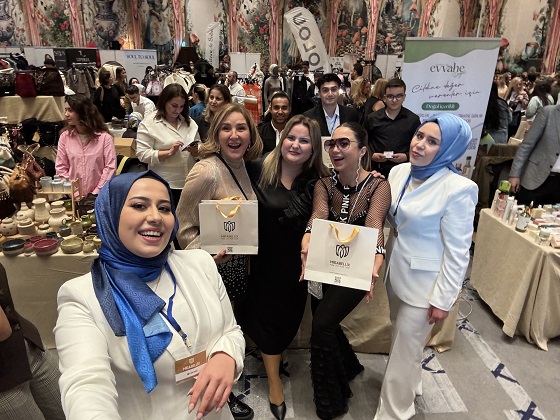 Kozmetik markası, moda ve güzellik dünyasının zirvesinde ilgi odağı oldu